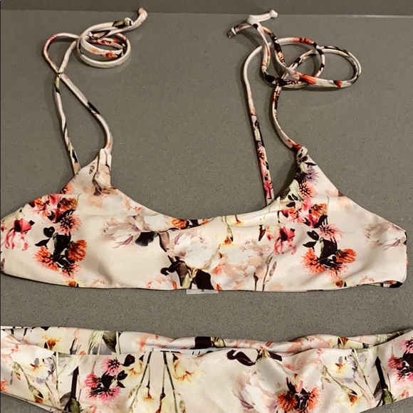 Bikini - Picture 3 of 6